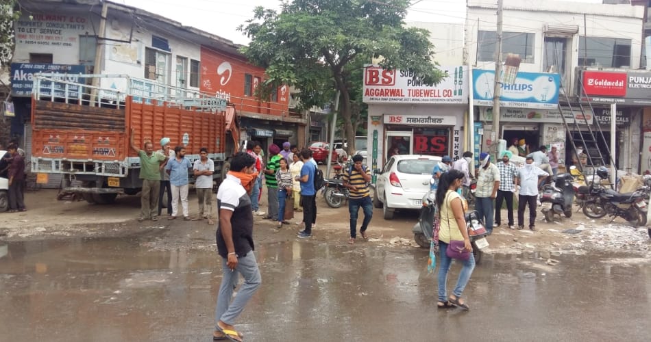 Chemical leak, panic in the area people running away from the car