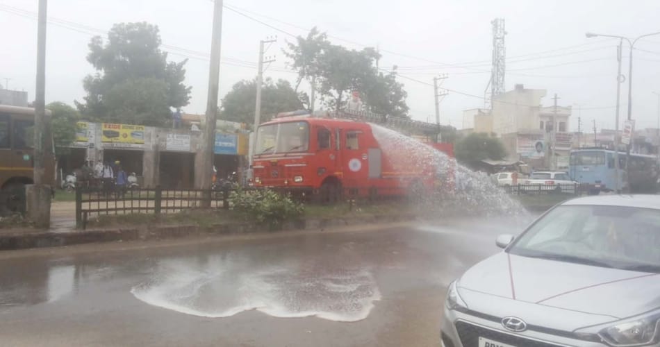 Chemical leak, panic in the area people running away from the car