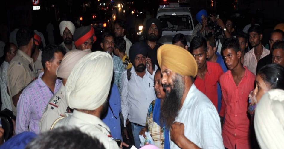 woman police official Hurt by police, put the tarffic jam at mohali, chandigarh
