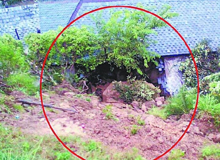 land slide in mandi, women died 