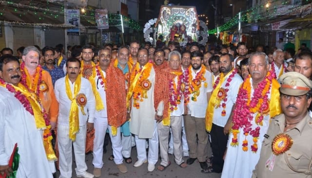 Supernatural image of Krishna devotees spellbound