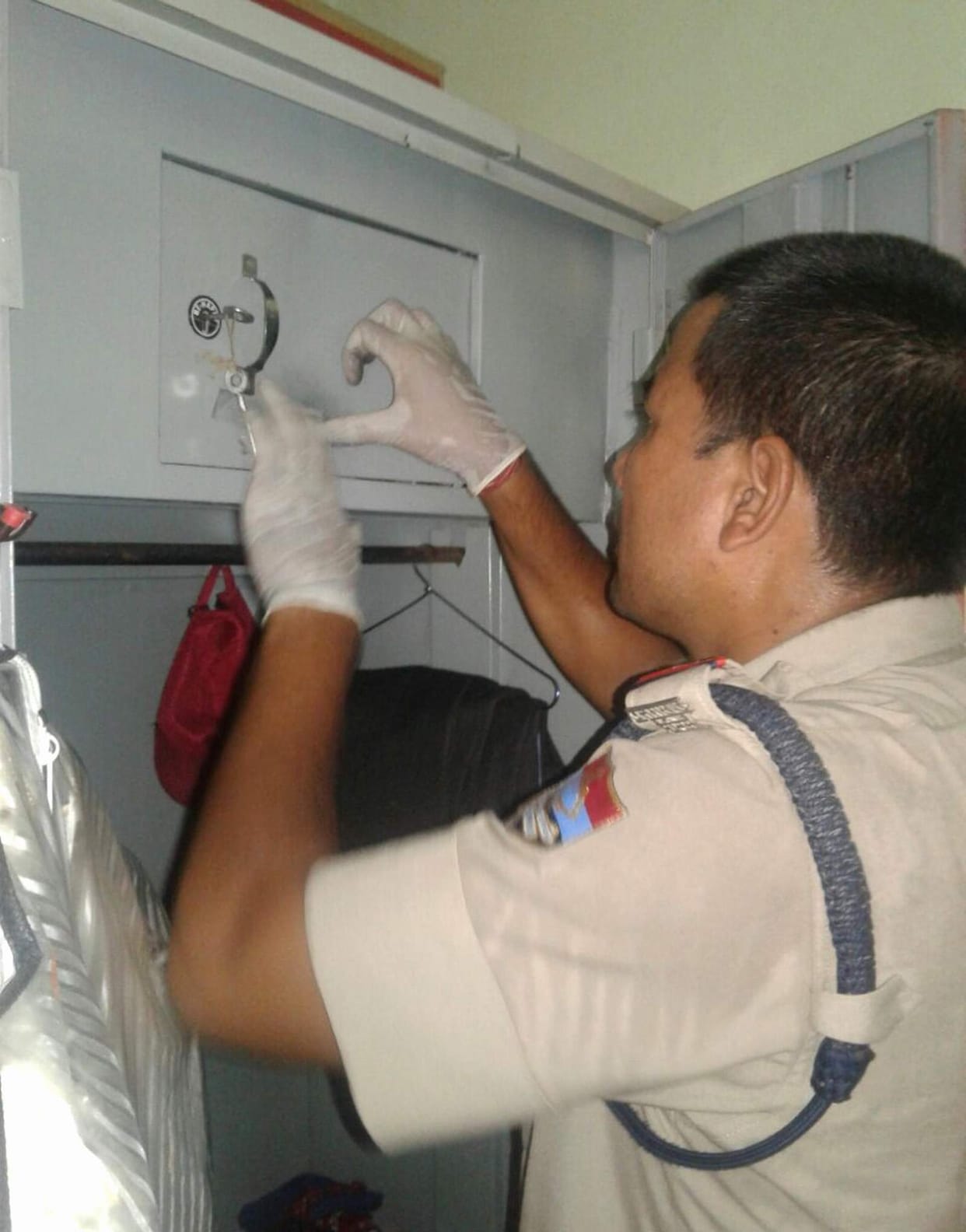 police collected finger print after one week of stealing.