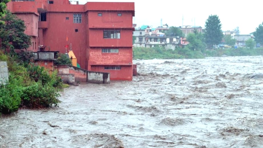 Heavy rainfall in himachal, one died in landslide.