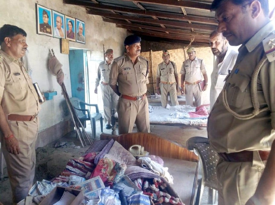 Bride and groom hostage looted