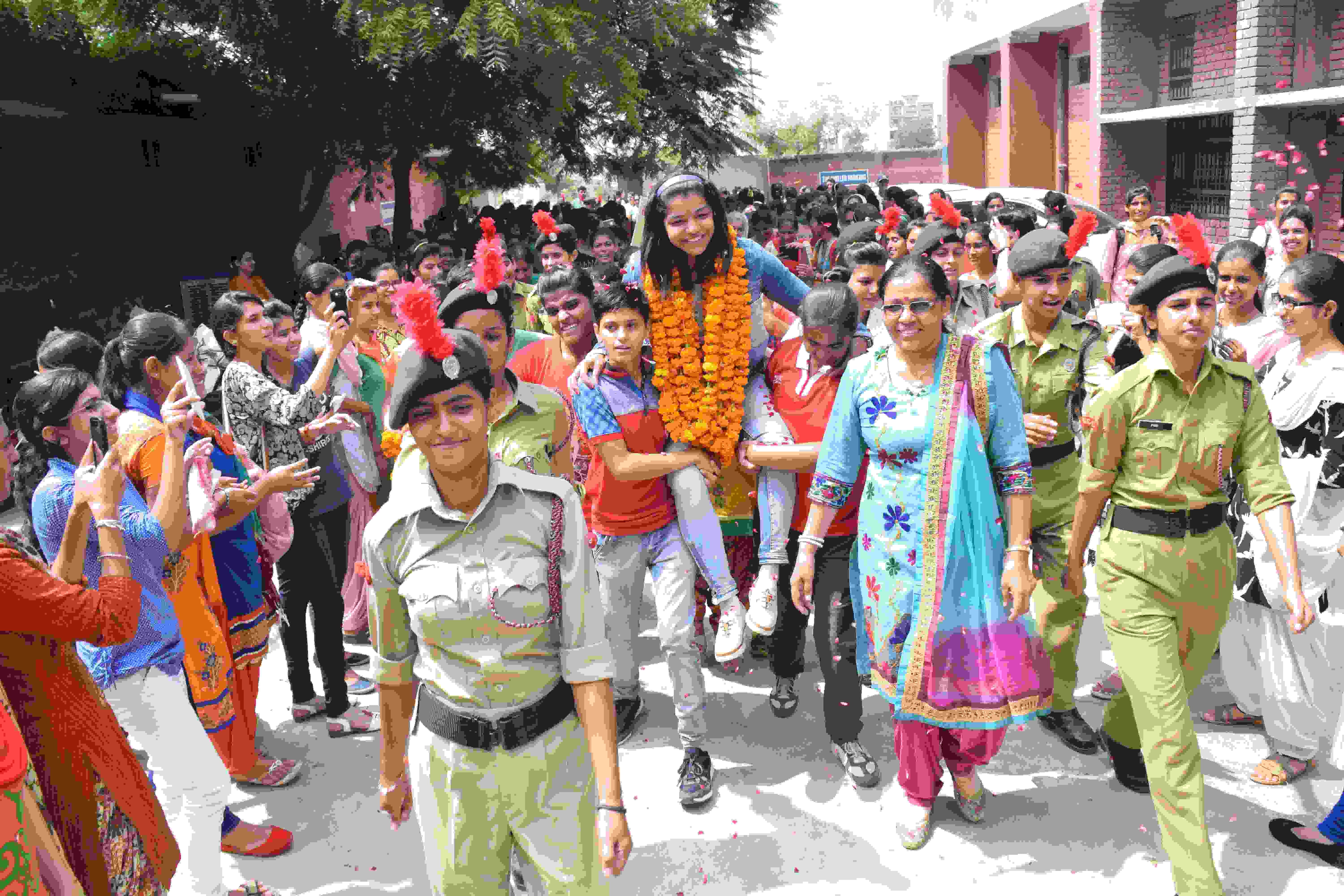 teachers day special, wrestler sakshi malik coach ishwar singh dahiya profile