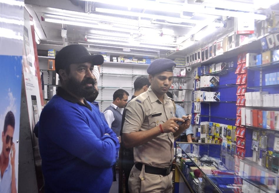 Theft in Mobile shop at shimla lower bazar.