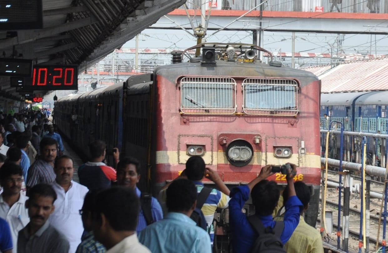 Vaishali express reach gorakhpur 1.20 minute late