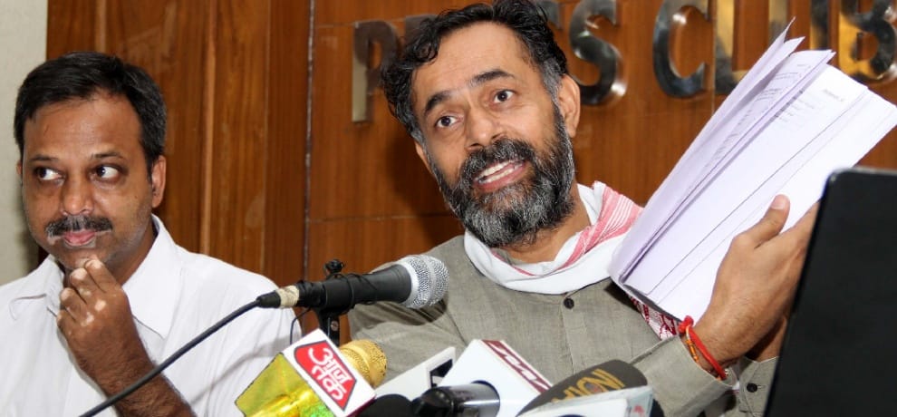 yogendra yadav attacks kejriwal and again asks questions on alcohol shops