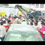 जामा मस्जिद के पास से गाड़ी उठाने गई पुलिस को रोकते मुस्लिम।  