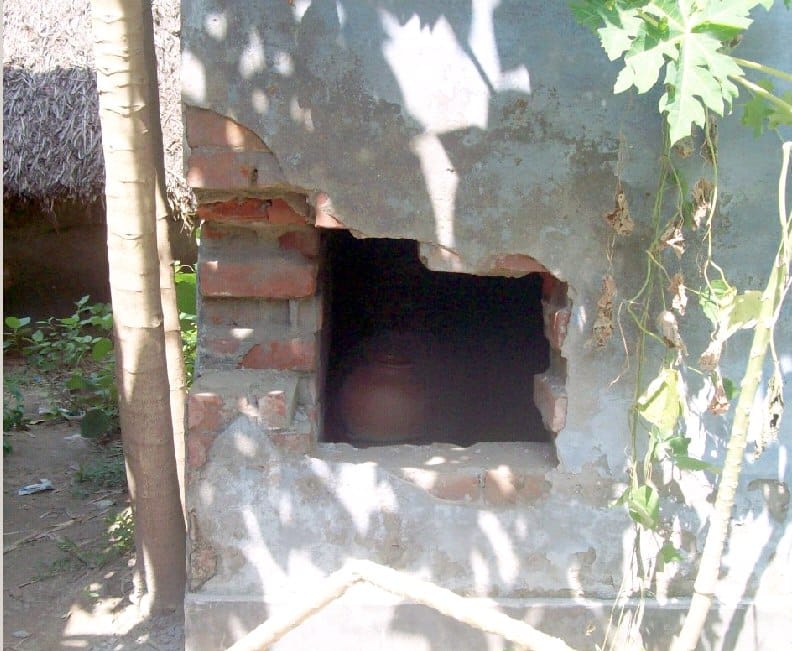 The wall of the ceiling broke, then the thief entered the shop through the stairs