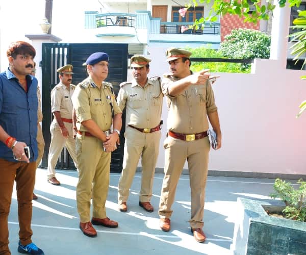 Robbery in gomati nagar Lucknow.