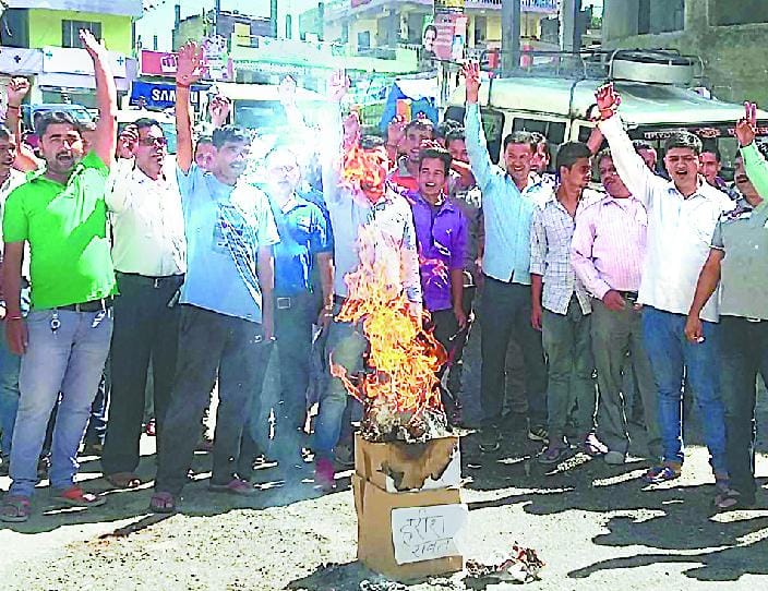 He blew on the issue of the district's effigy