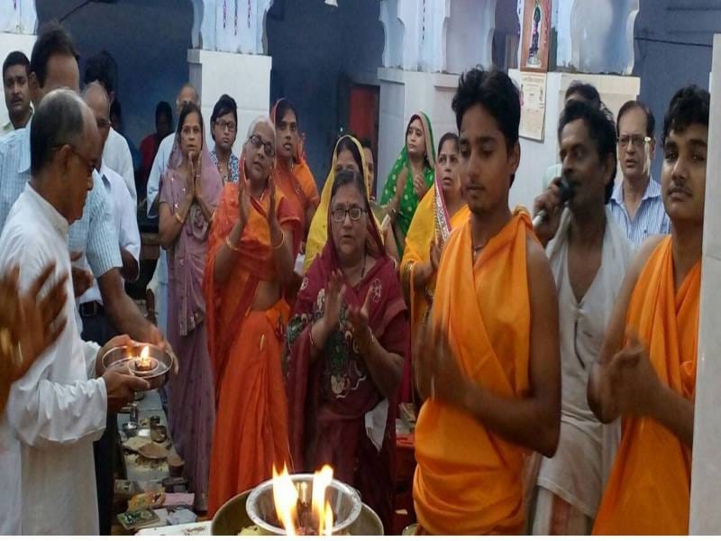 paarshvanaath vidhaan mein jamakar jhoome shraddhaalu