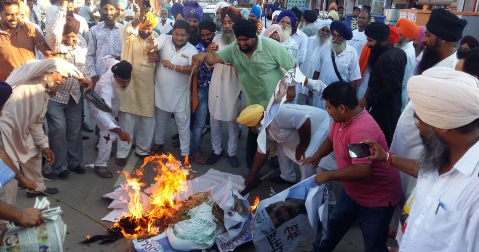 Protest against kejriwal, sucha singh supporters burn kejriwal posters
