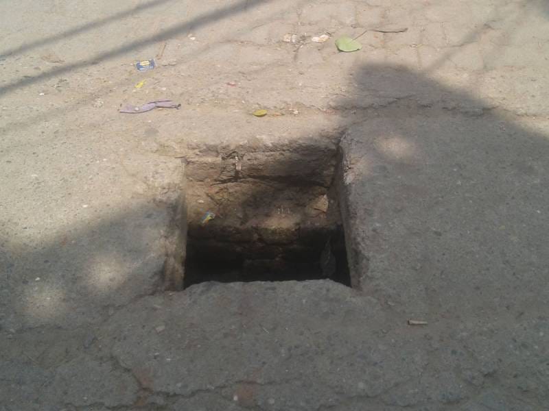 yahaan to jagah-jagah khule hai maut ke kuen