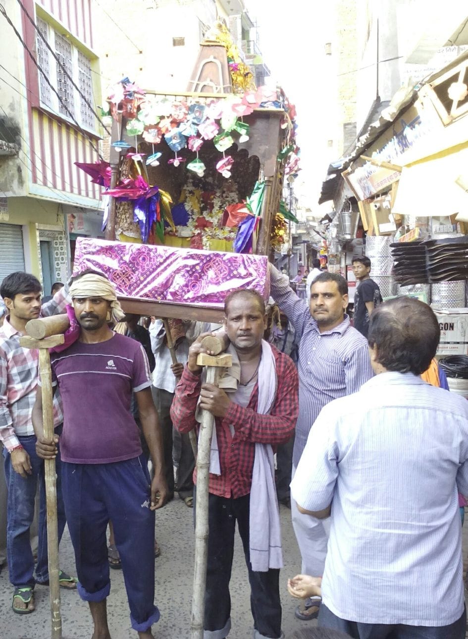 baanke bihaaree ka nikaala gaya dhola