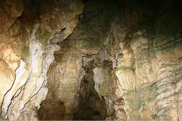 ganesh head in this cave patal bhubneshwar cave uttrakhand