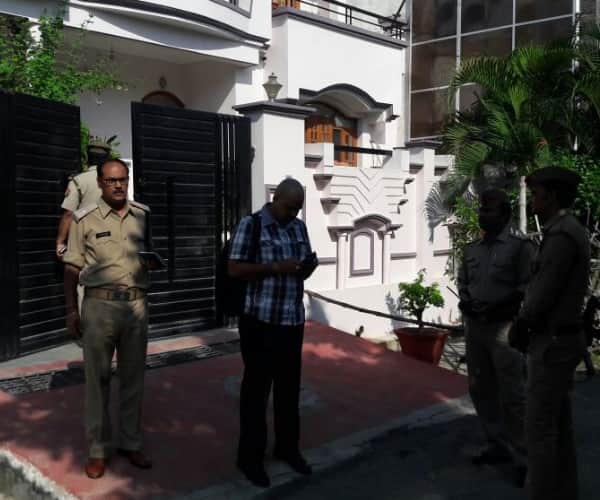 Robbery in gomati nagar Lucknow.
