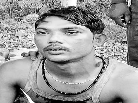Tea drinking intoxicating youth looted cash and mobile