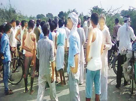  bhains choree se naaraaj graameenon ne jaam lagaaya Angry villagers had stolen buffalo jam