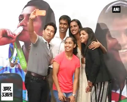 Watch: Sachin Tendulkar clicks selfie with Rio-returned heroes