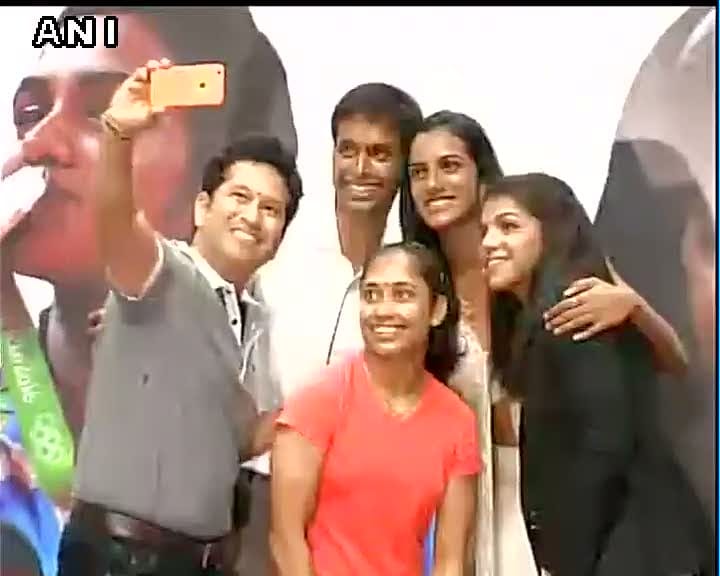 sakshi want family photo with sachin tendulkar