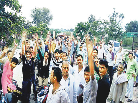 villagers lock the electricity subcenter