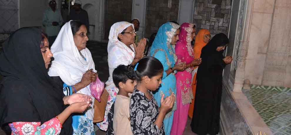 here woman not ban in Tomb, they come here daily