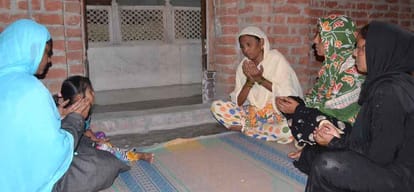 here woman not ban in Tomb, they come here daily