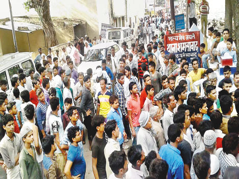The mob surrounded the police station for questioning children catch