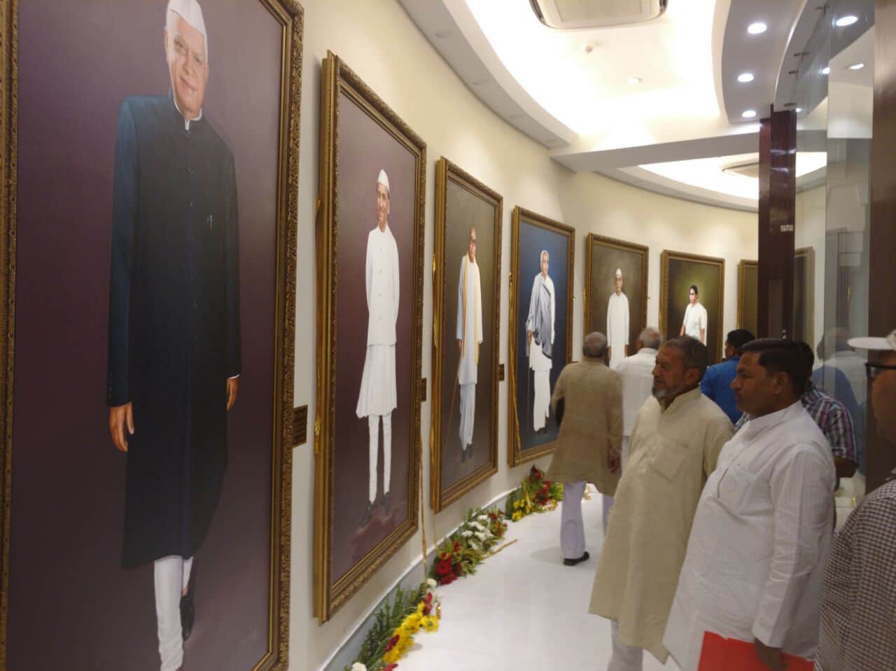 cm akhilesh unveiled pictures of former chief ministers