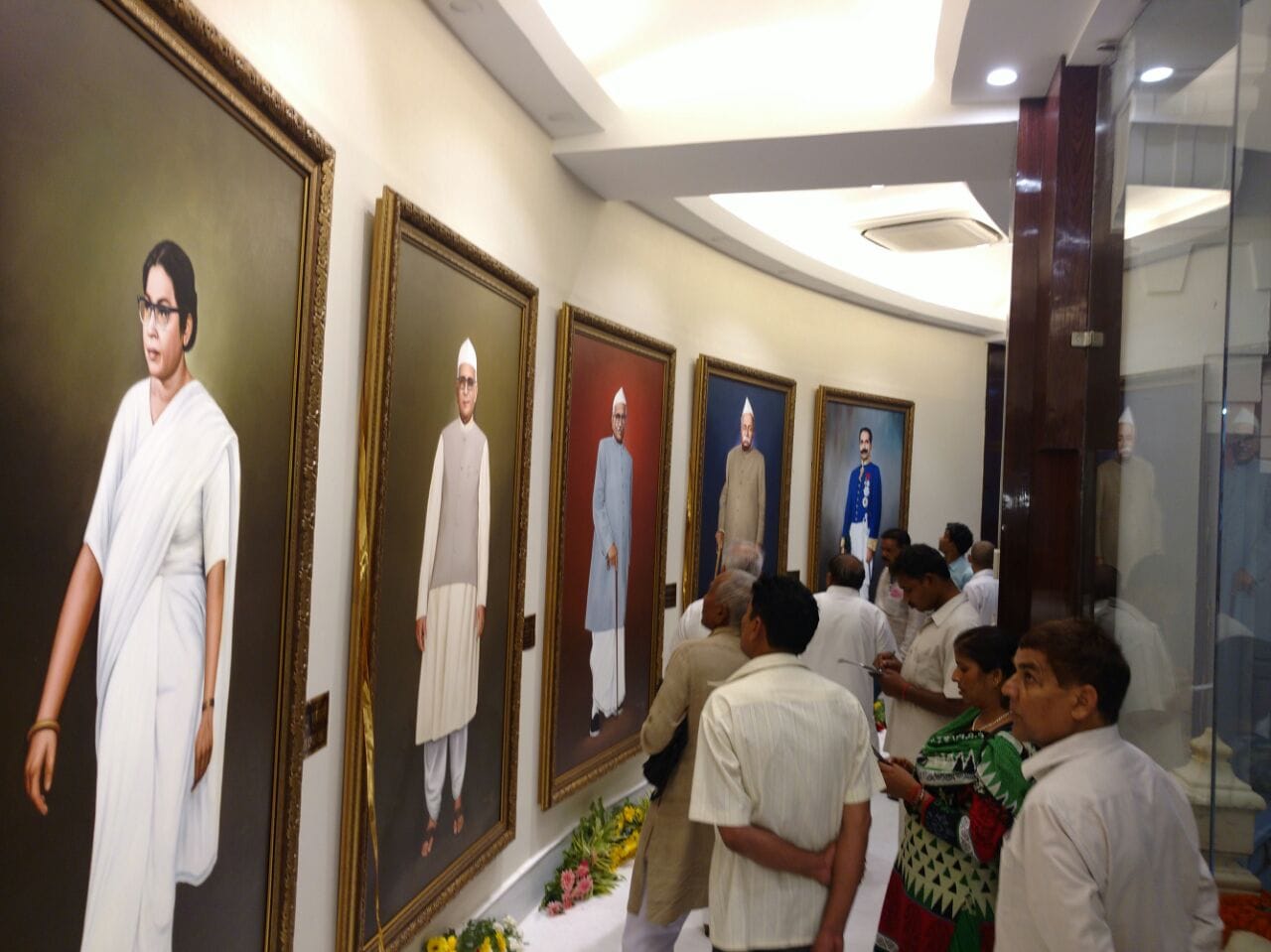 cm akhilesh unveiled pictures of former chief ministers