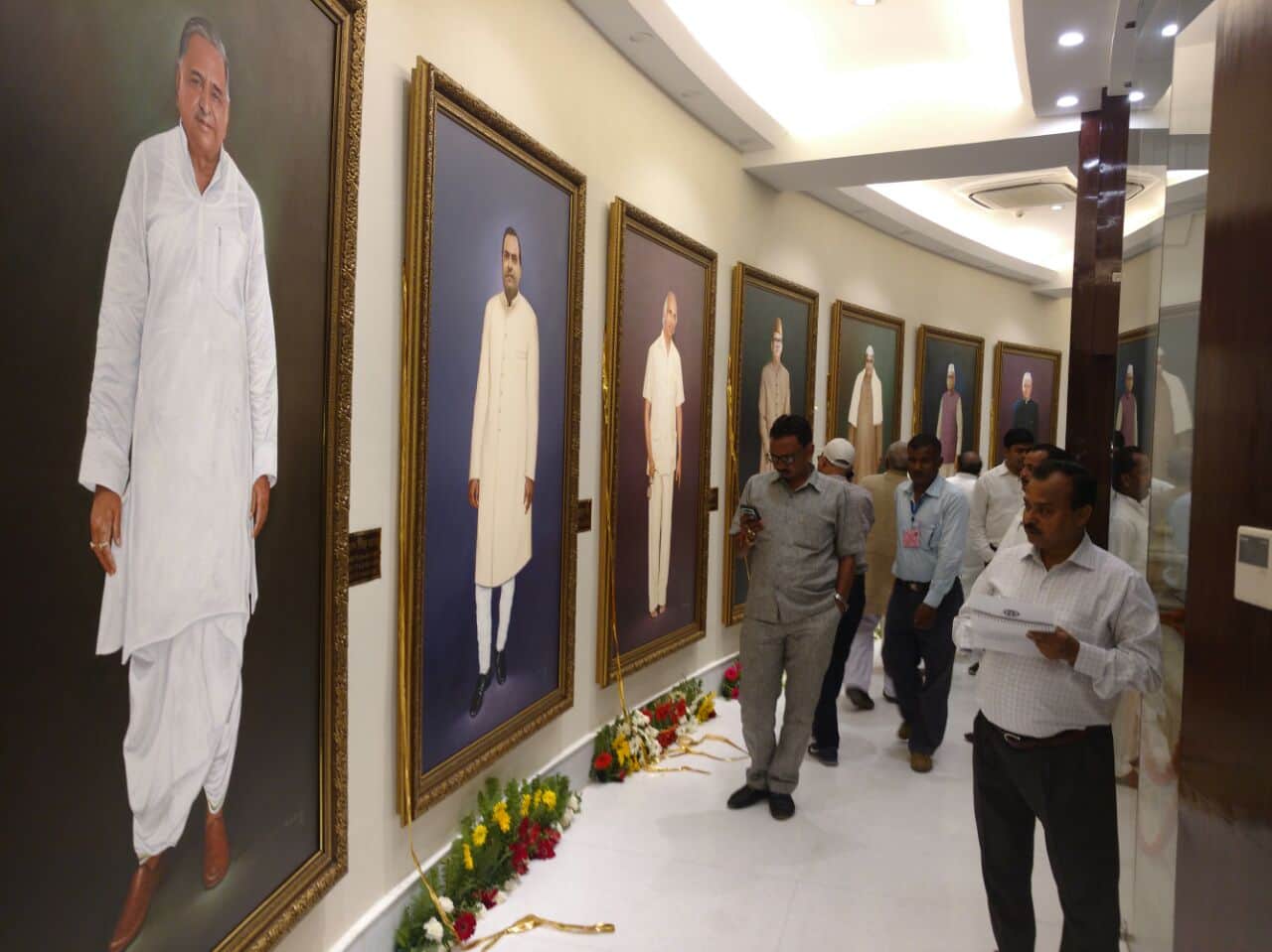 cm akhilesh unveiled pictures of former chief ministers