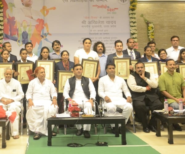 akhilesh announce 1 crore price money for sindhu, sakshi and deepa