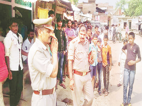Barelvi-Deobandi groups in Derapur supporters stoned