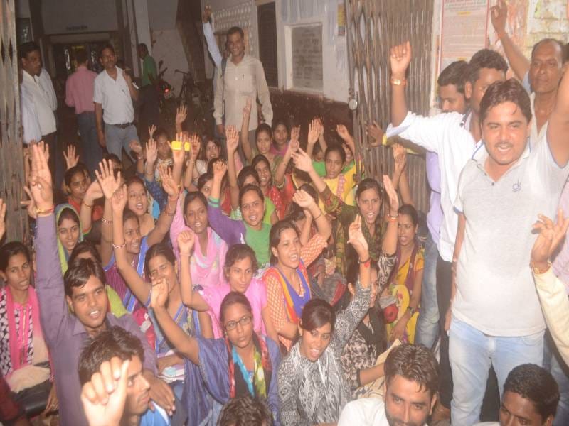 shikshaamitron kee kaunsaling mein bhadake beeteesee prashikshu