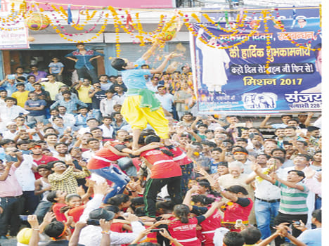 People flocked to the competition aroused was bursting pitcher