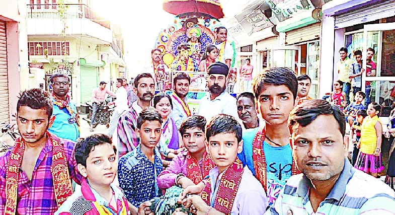 Laddu Gopal went sedan