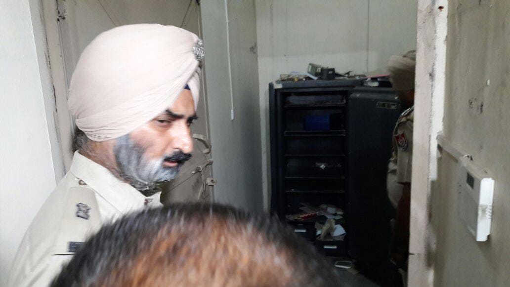 billions of gold robbery from manappuram gold finance office in jalandhar, side story