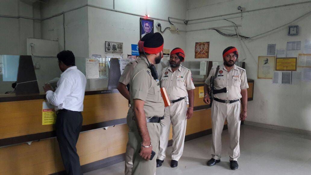 billions of gold robbery from manappuram gold finance office in jalandhar, side story