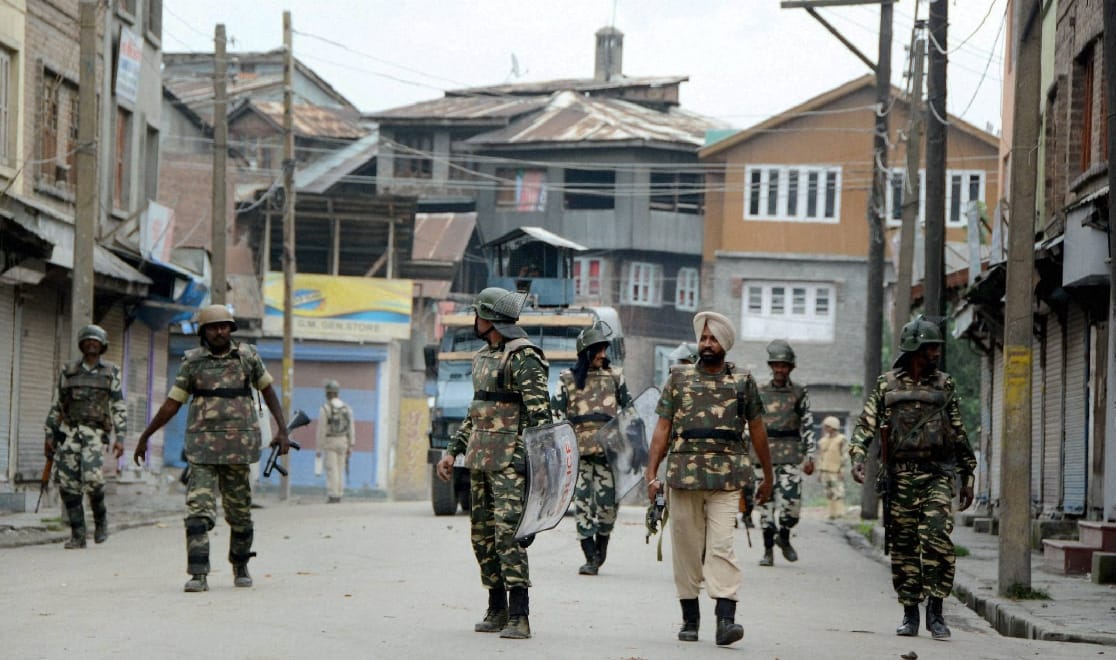Curfew continues in Kashmir again