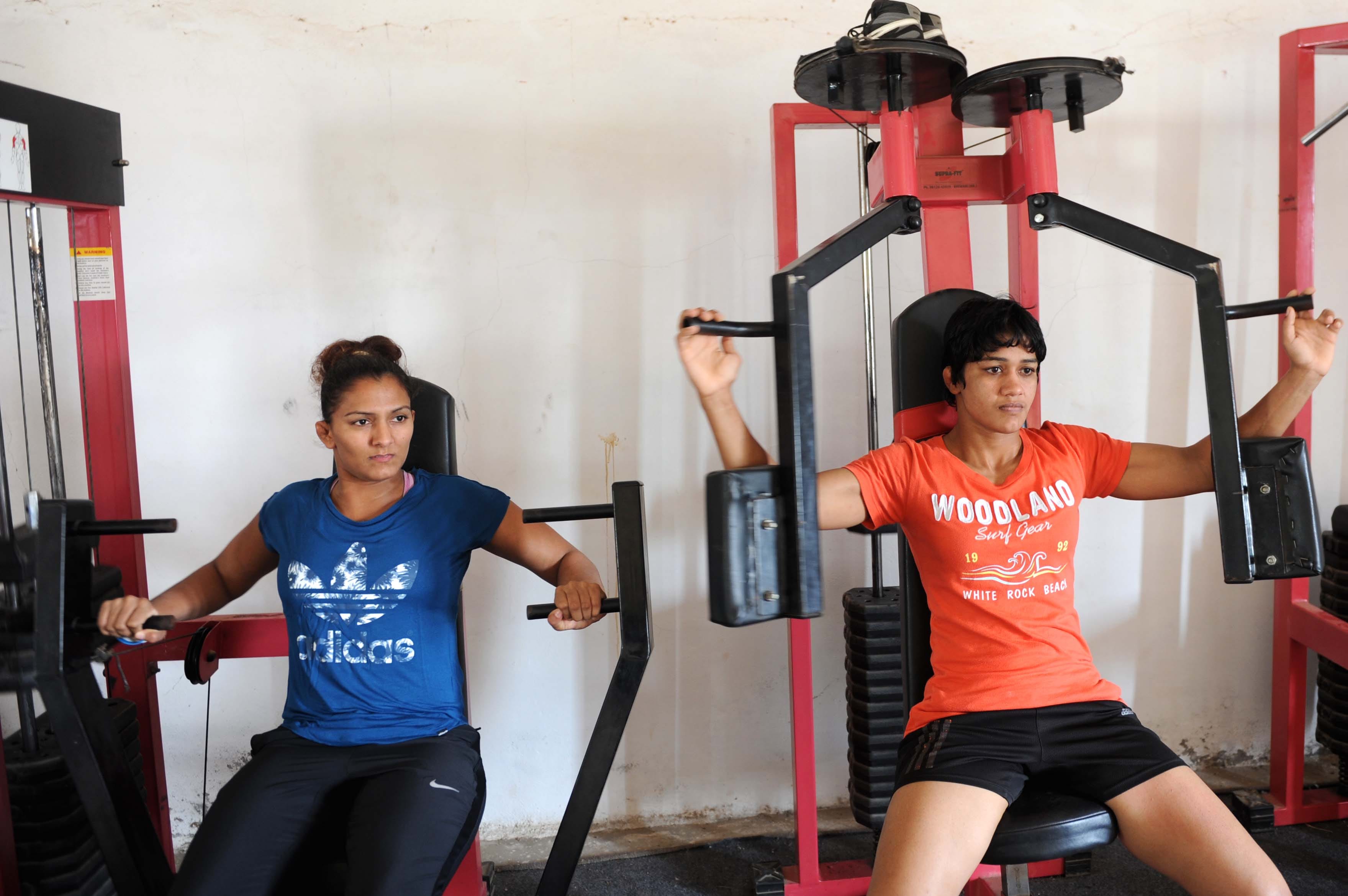 dronacharya award winner mahavir phogat and arjun award winner vinesh phogat success story