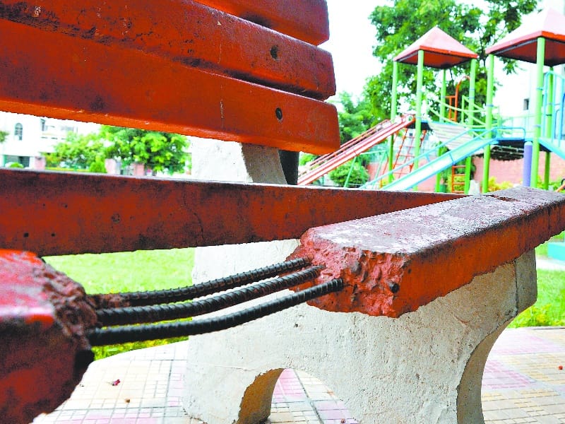 park wall crack in panchkula, lights not working