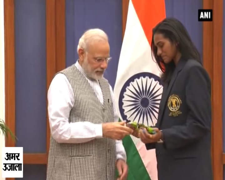 खिलाड़ियों से मिले मोदी