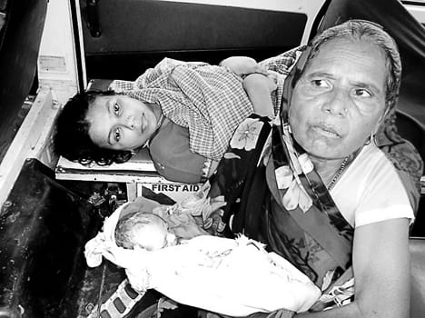 Pregnant gave birth in the ambulance
