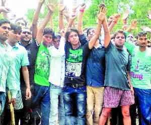  Students hoop VC's residence, protest