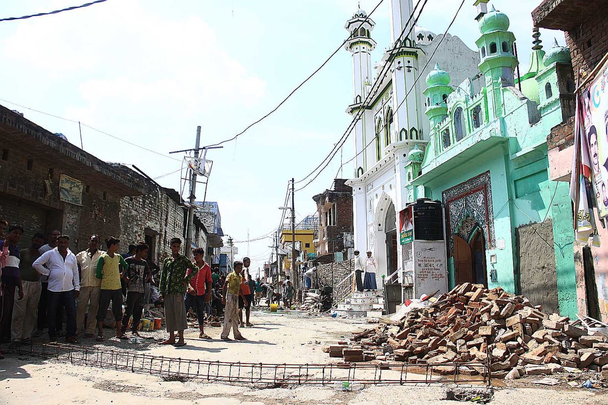 The police presence remained in food Vuju mosque 