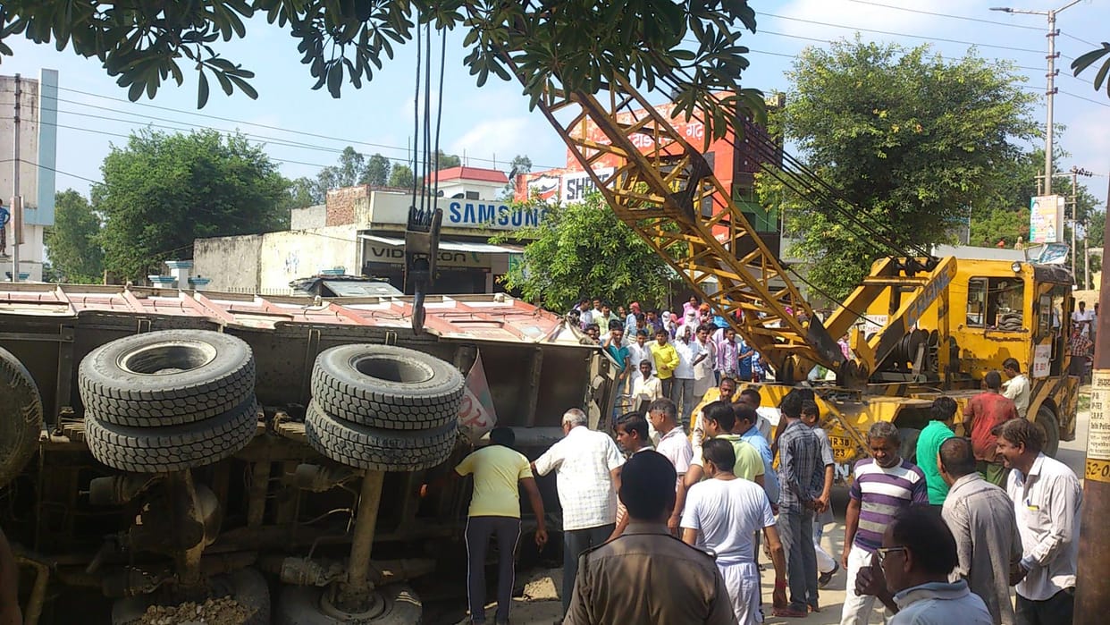 Reflex truck driver from falling asleep, three injured