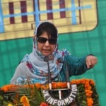 लोगों को संबोधित करतीं महबूबा मुफ्ती