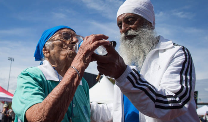 100-year-old man kaur won gold in the race in America